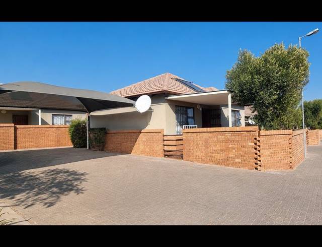 2 BEDROOM TOWNHOUSE FOR SALE IN THE REEDS